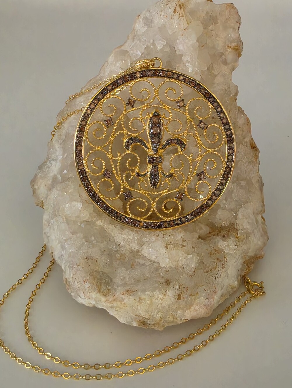 Vintage Fleur de Lis Vermeil Filigree Pendant with CZ & an 18" Vermeil Chain - Picture 6 of 14